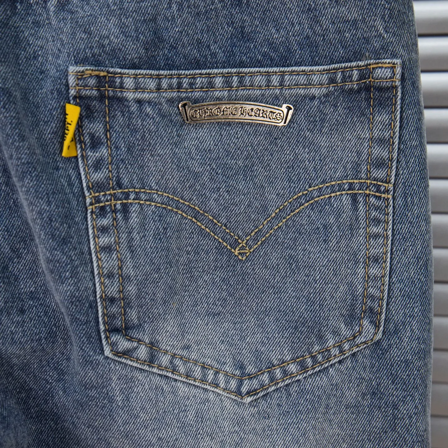 P270 Chrome Hearts Gallery 2025 new limited edition black large cross flared jeans are a hot item this season and are sought after by countless celebrities and fashionistas. The neat details of the cutting process add color to the playful fashion! The neat and meticulous design, and the well-fitting structure is unique. The upper body not only has outstanding recognition, but also looks younger and younger. A style with the ultimate wearing meaning and performance, gorgeous color matching, and the craftsmanship of this style is also extremely extraordinary. After the finished product is washed, it is disassembled and hand-made with sheepskin cross leather and then spliced ​​together to complete. The whole piece has too many craftsmanship to describe. It is decorated with patchwork cross flowers and high-waisted washed jeans! ! Absolutely high-end luxury product, a god-level single product, a super popular product, made by top heavy industry, a magic weapon that cannot be missed to hit the streets. Style number: 1845 Size: 28 30 32 34 36 Color: blue